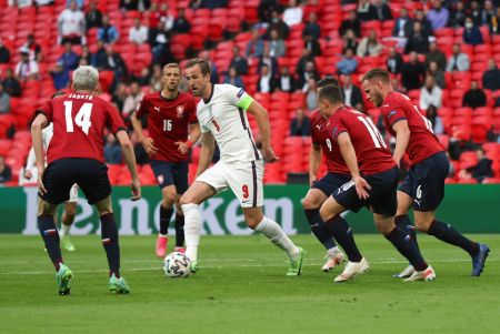 Harry Kane with the ball against the Czech Republic.